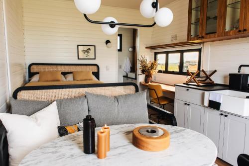 uma cozinha e sala de estar numa pequena casa em Tiny House Purunã - Refúgio Inspirador em Balsa Nova