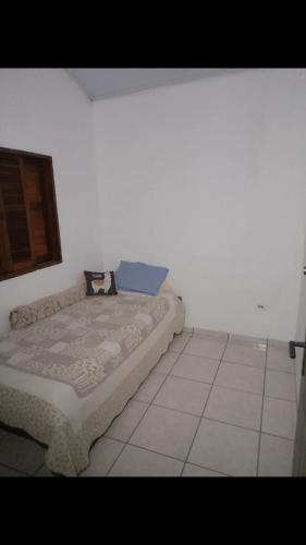 ein Schlafzimmer mit einem Bett in der Zimmerecke in der Unterkunft Casa Itamambuca in Ubatuba