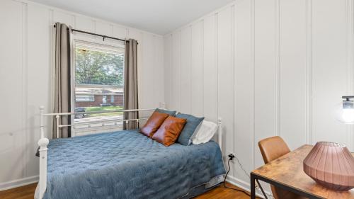 1 dormitorio con cama y ventana en East Memphis 3bd/2ba!, en Memphis