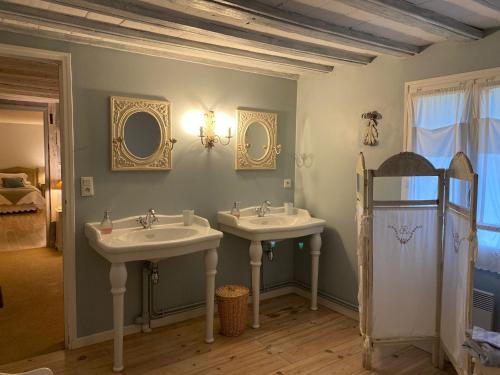 La salle de bains est pourvue de 2 lavabos et de 2 miroirs. dans l'établissement Domaine de la Creuse, à Moussey