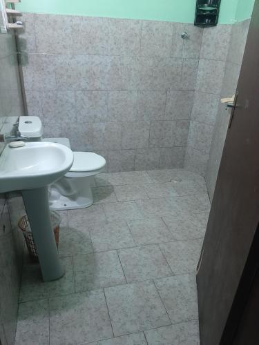 a bathroom with a toilet and a sink at Kitnet em Matinhos PR Balneário Riviera in Matinhos