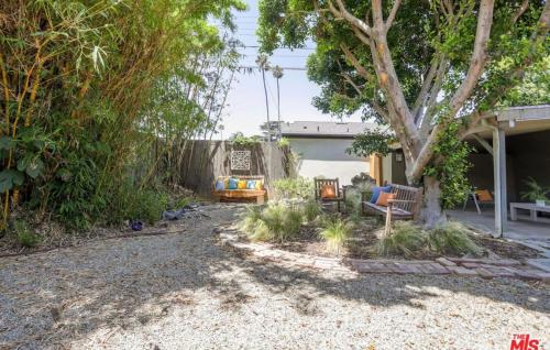 a yard with two chairs and a tree at Historical Retreat in Los Angeles