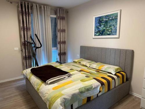 ティラナにあるEden Central Apartment - Modern 2BR in Tirana City Centerの毛布がかけられたベッドのある寝室