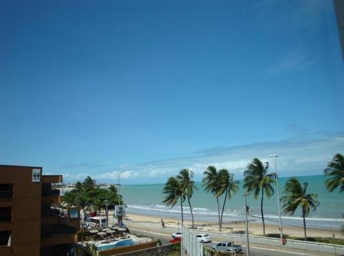 Flat Beira Mar Terrazzas في جواو بيسوا: اطلالة على شاطئ به نخل والمحيط