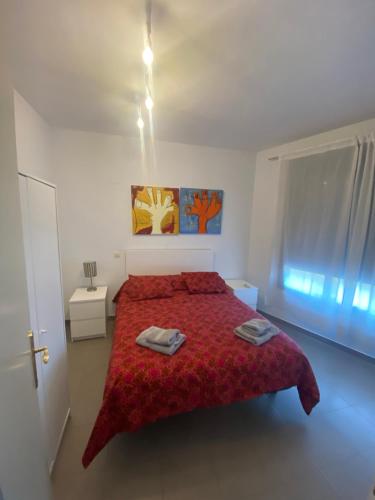 ベラ・デ・モンカヨにあるMoncayo Rural RR 44のベッドルーム1室(赤いベッド1台、タオル2枚付)