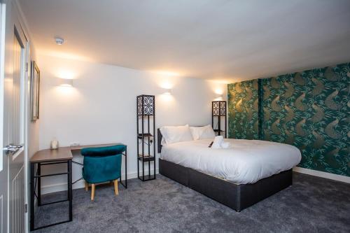 桑德蘭的住宿－Stephenson's Lodge - Stylish One Bed - City Centre，酒店客房配有一张床、一张桌子和一把椅子。