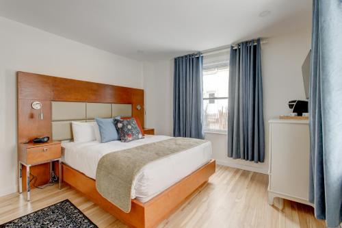 a bedroom with a large bed and a window at Auberge Handfield et Spa in Saint-Marc-sur-Richelieu
