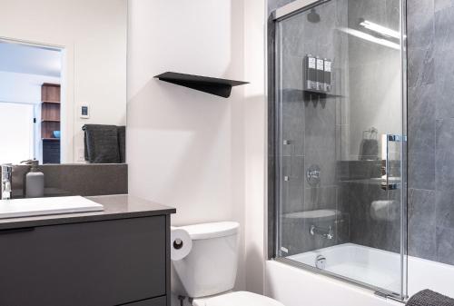 Vonios kambarys apgyvendinimo įstaigoje Escape to Revy - Beautifully Designed Condo