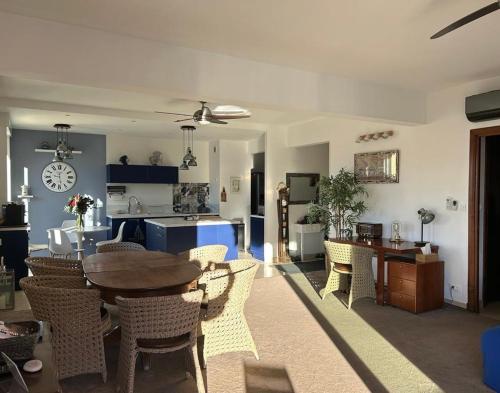 Photo de la galerie de l'établissement F4 120 m2 10 minutes à pieds du vieux nice, à Nice