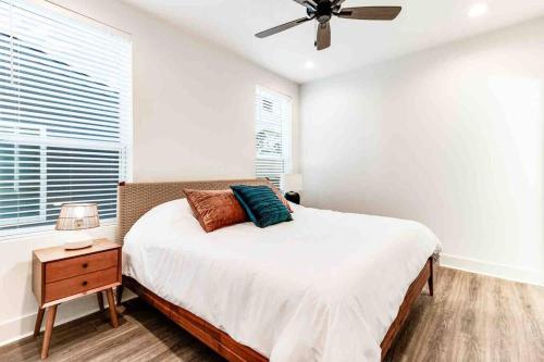 a bedroom with a bed and a ceiling fan at Pelican house*King bed*Fast WiFi*Book now in Lafayette