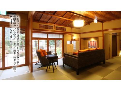 Mansuirou - Vacation STAY 32143v في Misasa: غرفة معيشة مع أريكة وطاولة