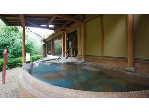 una piscina de agua fuera de un edificio en Mansuirou - Vacation STAY 32143v, en Misasa