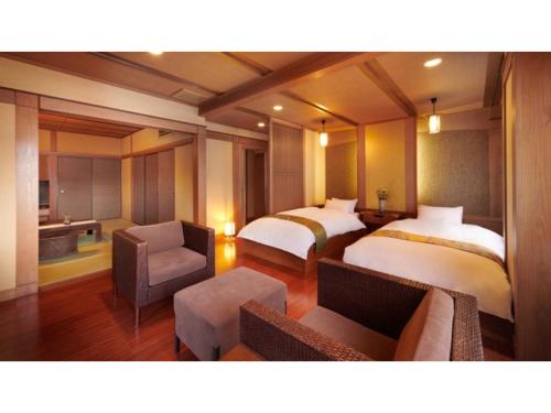 a hotel room with two beds and a couch at Mansuirou - Vacation STAY 32142v in Misasa