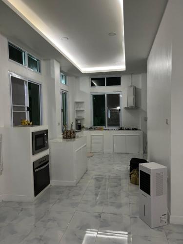 Thai- American Home with swimming pool tesisinde mutfak veya mini mutfak