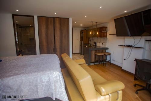 波哥大的住宿－Bed and Breakfast Hotel Cruzmorph，一间带床和沙发的房间和一间厨房