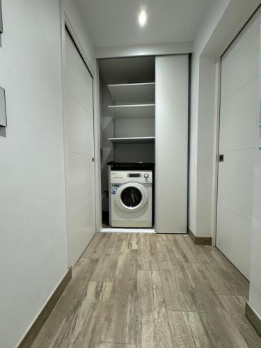 - une buanderie avec un lave-linge et un sèche-linge dans l'établissement Charmante maison avec terrasse, à Auterive