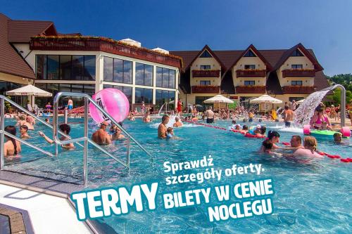 un grupo de personas en la piscina de un complejo en Pensjonat Pod Tatrami, en Szaflary