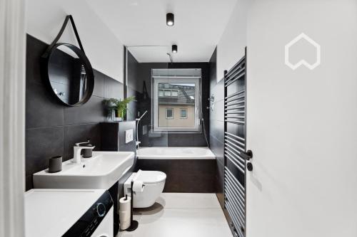 ein Badezimmer mit einem Waschbecken, einem WC und einer Badewanne in der Unterkunft Day Young Life Apartment / DYL_Hosting in Nürnberg