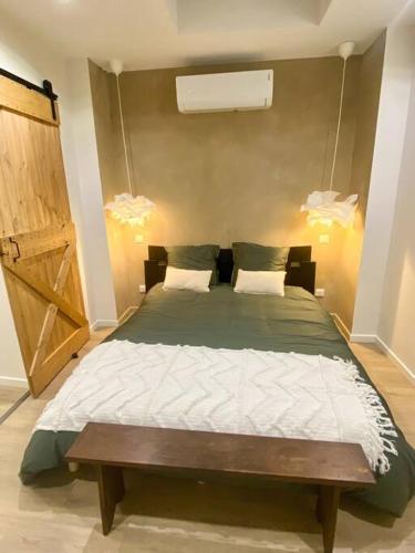 une chambre avec un grand lit avec une tête de lit en bois dans l'établissement Grand T3 dans le centre historique, à Agen