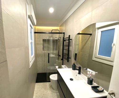 uma casa de banho com um lavatório, um WC e uma janela. em Bilbao old town flat EBI02425 em Bilbao