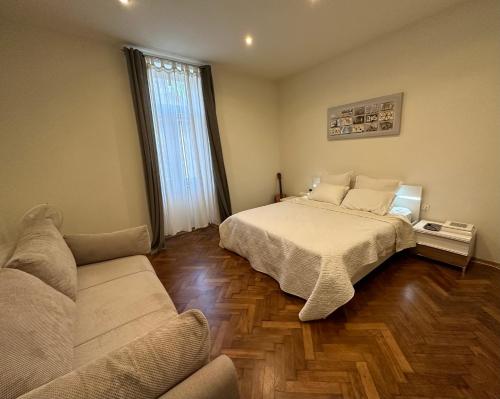 Home Away From Home Apartment- City center - longer term rates available