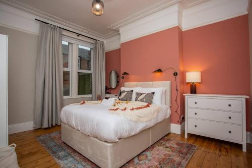 Un dormitorio con una gran cama blanca y una ventana en The Saint George en High Heaton