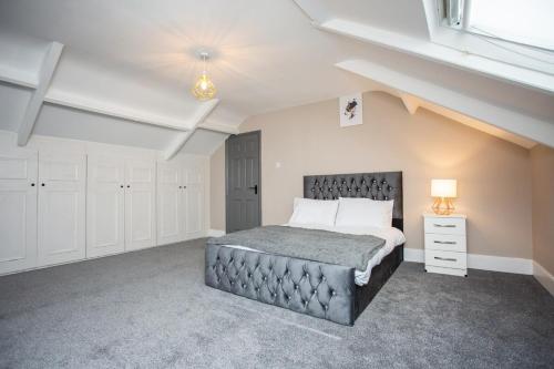 - une chambre avec un grand lit et des placards blancs dans l'établissement Modern Interior Spacious Four Bedroom Apartment, à Westoe