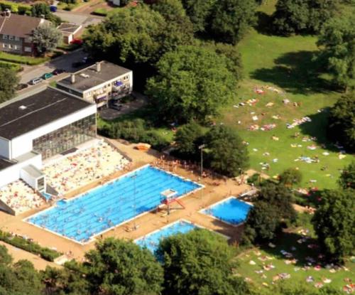 uma vista superior de uma piscina com pessoas num parque em Helle Maisonnette Wohnung Penthouse em Recklinghausen