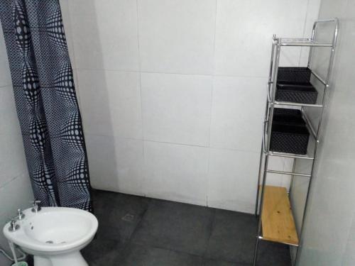 La salle de bains est pourvue d'une douche, de toilettes et d'une échelle. dans l'établissement Casa Los Robles, à San Antonio de Arredondo