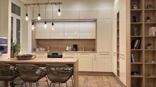 Home Away From Home Apartment- City center - longer term rates available