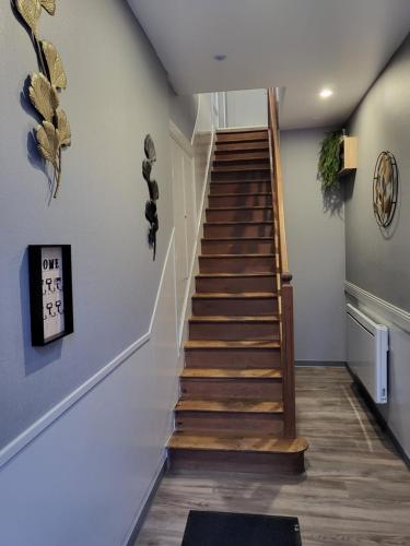 una escalera con escalones de madera en una habitación en reve en La Souterraine