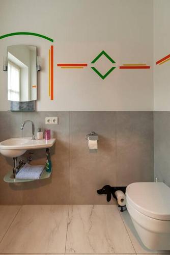 a bathroom with a white toilet and a sink at Luxus Alpenparadies nahe Salzburg Sauna & Whirlpool in Adnet