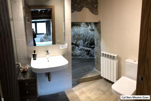 uma casa de banho com um lavatório e um chuveiro em Cal Nen Mestre em Montellà i MartinetMontellà i Martinet