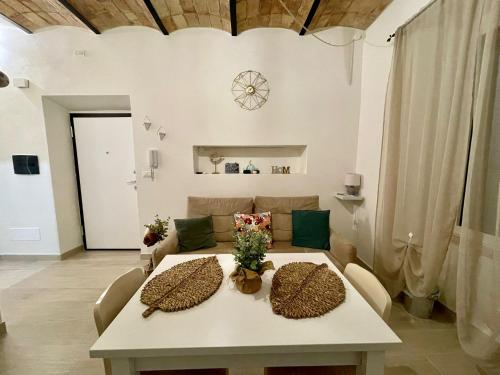 a living room with a table and a couch at Casa Vacanze - La Torre - Appartamento in Marta