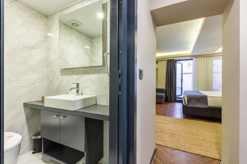 イスタンブールにあるSnog Rooms & Suitesのバスルーム(洗面台、トイレ付)、ベッドルーム1室が備わります。