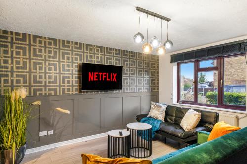 a living room with a couch and a tv at Stylish 3 Bed House in Greenhithe in Greenhithe