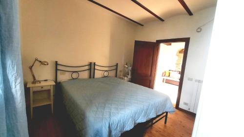 1 dormitorio con 1 cama y 1 lámpara en una mesa en Colline di Rafael, en Cibottola