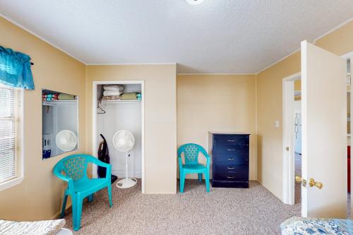 2 sillas azules en una habitación con paredes amarillas en Bay Breeze, en Aransas Pass