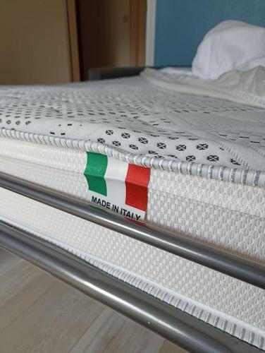 - un matelas blanc avec un signe taylor dans l'établissement Studio Cabourg - Home-Varaville avec jardin, à Varaville