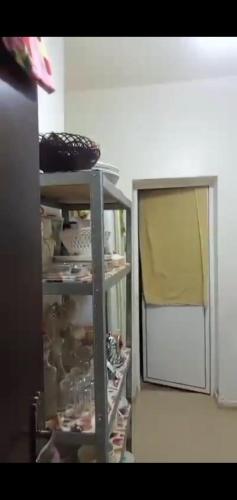 eine Küche mit einem Regal mit Geschirr und einem Fenster in der Unterkunft Samlalia home in Marrakesch