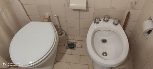 ein Bad mit einem WC und einem Bidet in der Unterkunft Depto La Feliz 200mts de la playa todo el año in Mar del Plata