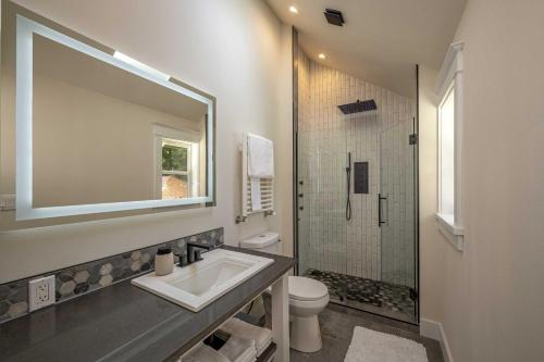 W łazience znajduje się umywalka, toaleta i lustro. w obiekcie The 208 Guest House w mieście Coeur d'Alene