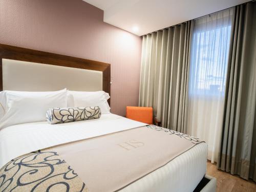 pokój hotelowy z łóżkiem i oknem w obiekcie HS HOTSSON Hotel Queretaro w mieście Querétaro