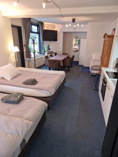 Habitación de hotel con 2 camas y mesa en Duin-Vliet en Bentveld