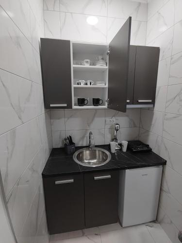 ein Badezimmer mit einem Waschbecken und einer Arbeitsplatte in der Unterkunft Apartman Centar Ivanjica in Ivanjica