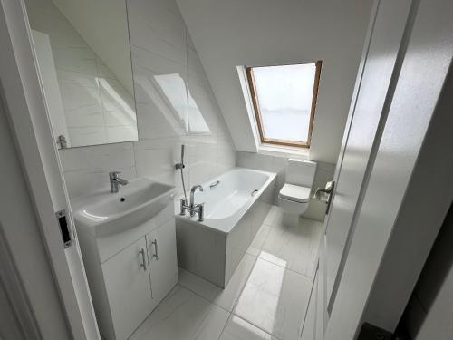 bagno bianco con lavandino e servizi igienici di Stunning Modern, Brand-New 1 Bed Flat Only 15 Mins To Central London a The Hyde