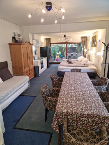 ein Hotelzimmer mit 3 Betten und einer Küche in der Unterkunft Duin-Vliet in Bentveld