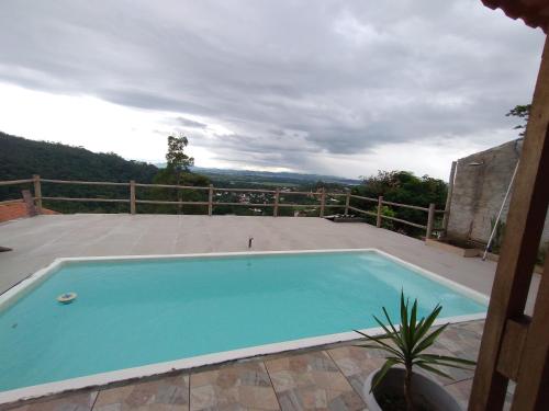 a swimming pool on the patio of a house at Casa de Tijolinho Penedo-RJ in Penedo