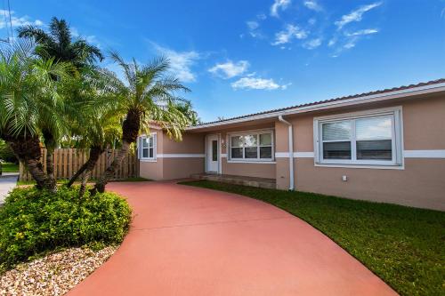 Κήπος έξω από το Deluxe 5BR Home in Dania Beach near Beach, Casino, Heated Pool