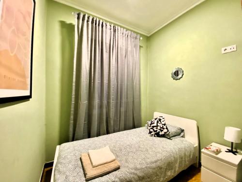 Una cama o camas en una habitación de Amplio apartamento con dos patios y aparcamiento privado